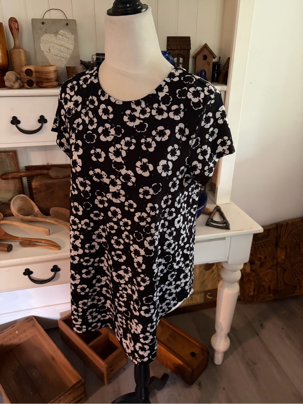 Jules & Leopold Women’s Black & White Floral Shortsleeved Blouse